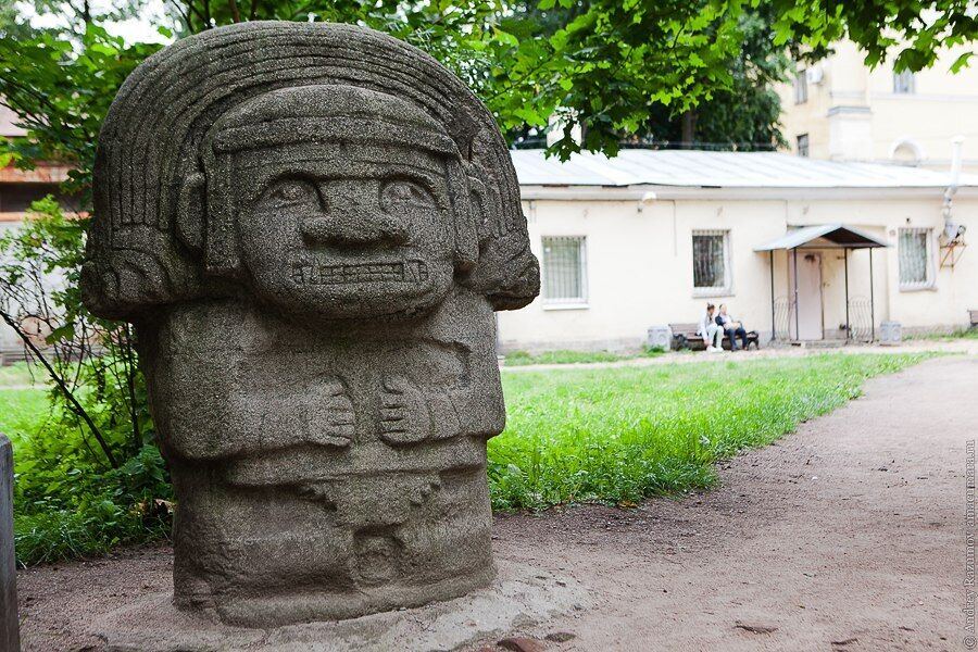 Каменные статуи индейских богов во внутреннем дворе Кунсткамеры