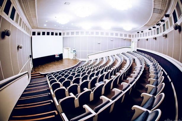 u041au0438u043du043eu0442u0435u0430u0442u0440u044b u041fu0435u0442u0435u0440u0431u0443u0440u0433u0430 u2014 u043fu043e u043au0430u0436u0434u043eu043cu0443 u0440u0430u0439u043eu043du0443