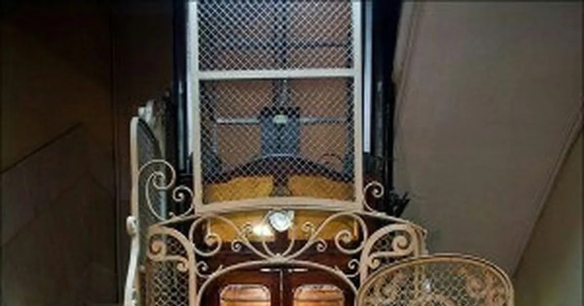 Старинный паровой лифт в доме купца Муяки на Ковенском переулке в Петербурге