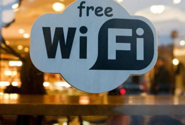 По Петербургу раскинута сеть бесплатного Wi-Fi. Подключение называется SpbFreeWiFi. Подключиться к этому бесплатному интернету можно, находясь по следующим адресам:
