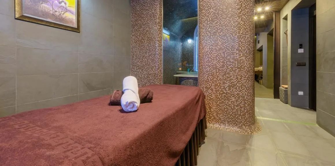 Роскошный интерьер SPA Бутика БАМБУК в Санкт-Петербурге с элементами восточного декора, массажными столами и зоной релаксации