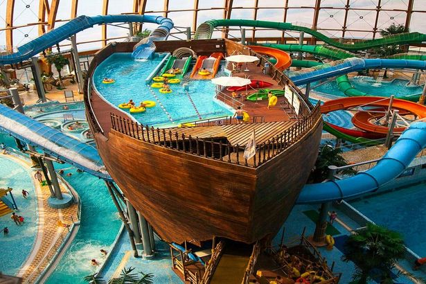 Когда хочется лета посреди зимы — на помощь придут аквапарки.Питер Online составили подборку мест, где вы сможете искупаться, прокатиться с водной горки и погреться в разнообразных саунах.