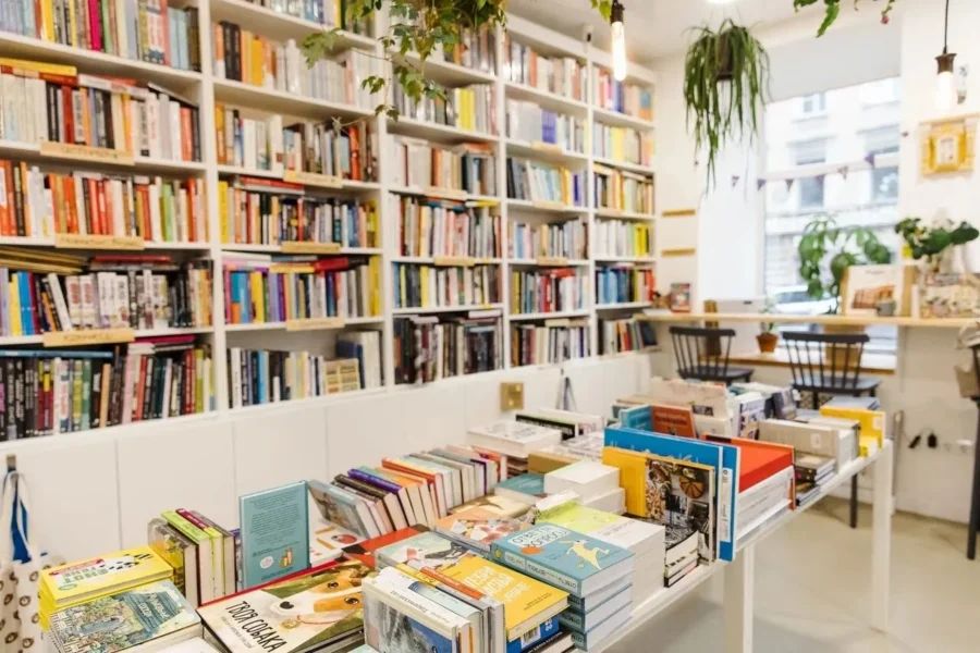 Концептуальный книжный магазин и кафе Burn before reading с уникальной концепцией обмена книгами и уютной атмосферой для чтения