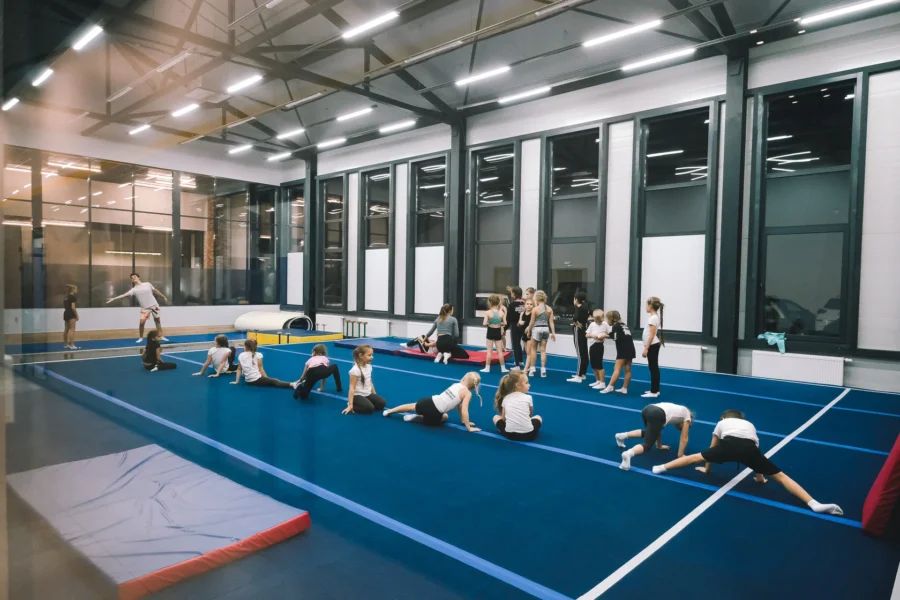 Дети тренируются на современном спортивном комплексе Energy Arena под руководством профессиональных тренеров