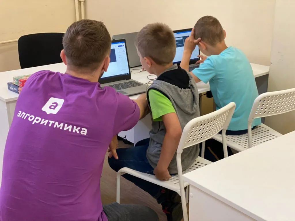 Ученики Алгоритмики за партами на занятии по программированию в Петербурге