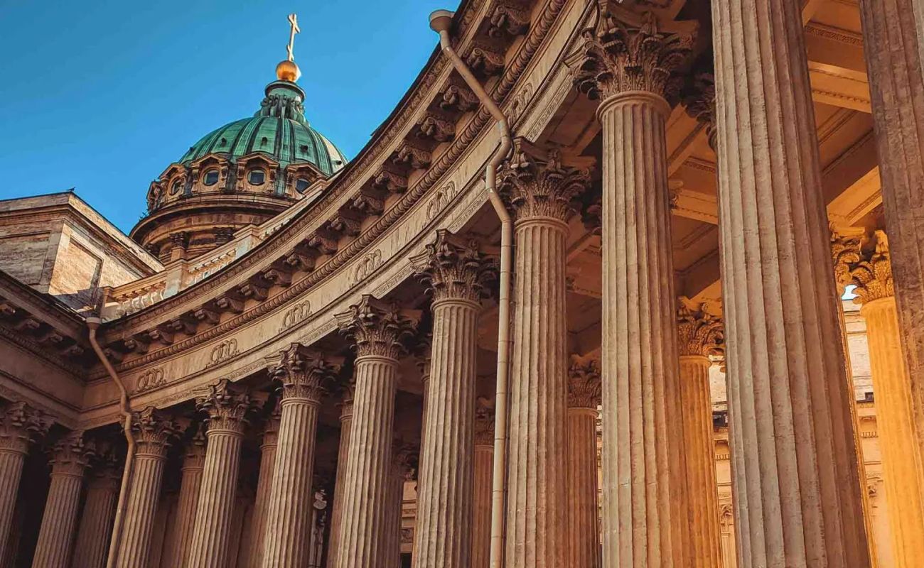 Деловая поездка в Северную столицу может быть не только продуктивной, но и комфортной. Санкт-Петербург предлагает все необходимые сервисы для бизнес-путешественников: от премиальных трансферов до конференц-залов мирового уровня. Мы собрали самую актуальную информацию для тех, кто ценит время и комфорт.