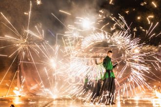 Завораживающее представление продлится в парке два дня: 7 и 8 декабря. Мастера огненного искусства раскроют гостям фестиваля все секреты неудержимой стихии: полуторачасовой перфоманс совместит в себе элементы театрализации, сложные трюки и мощные пиротехнические эффекты.