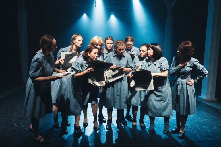 Освоить творческую профессию, раскрыть навыки артиста, избавиться от зажимов и стеснения — для актерских курсов нет ничего невозможного. Здесь учат сценическим движениям, погружению в образ, импровизации, правильной и красивой речи. Питер Online собрал подборку театральных студий, которые пробудят в вас талантливого актера.