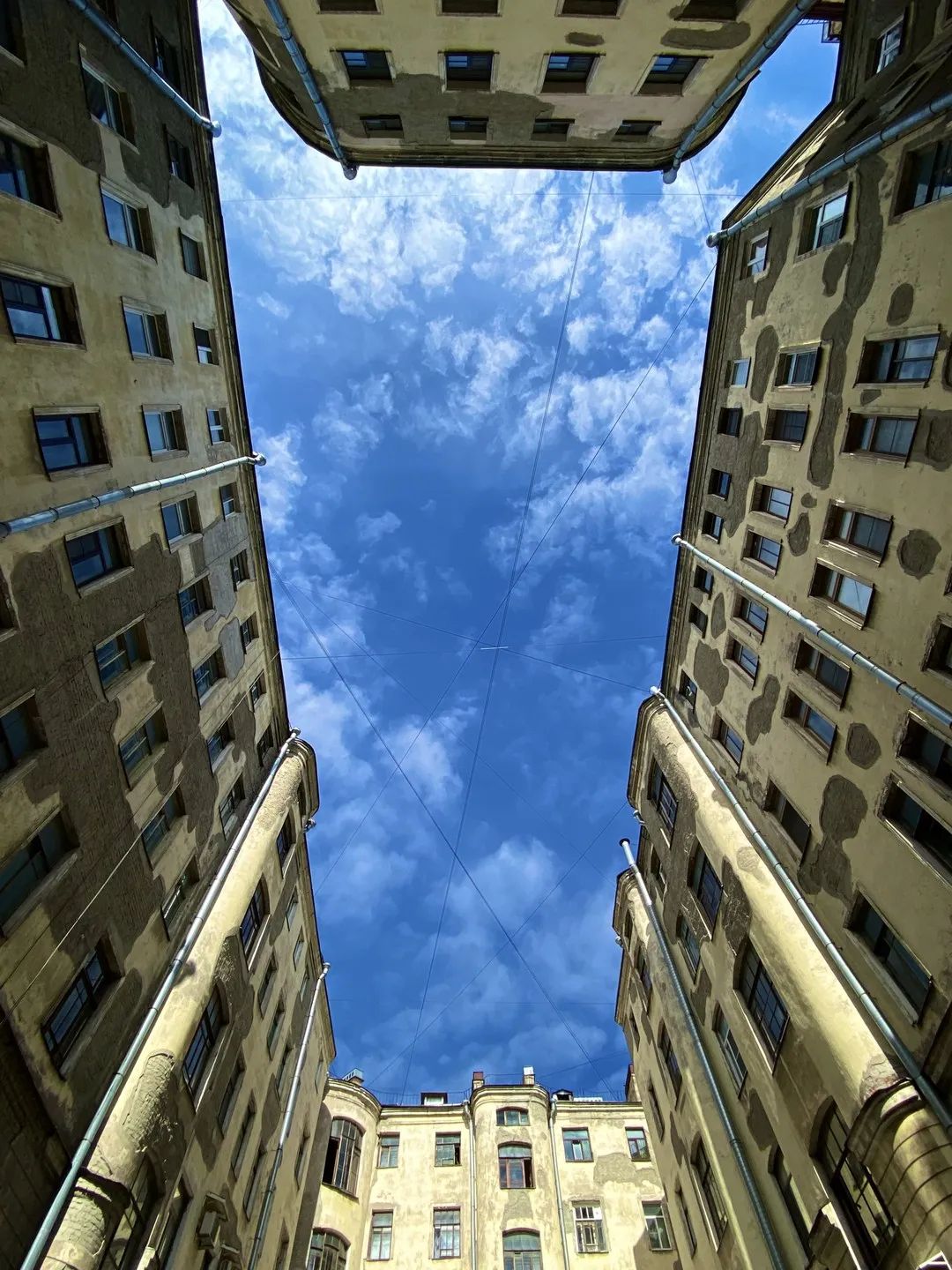 Дворы-колодцы и парадные Петроградки