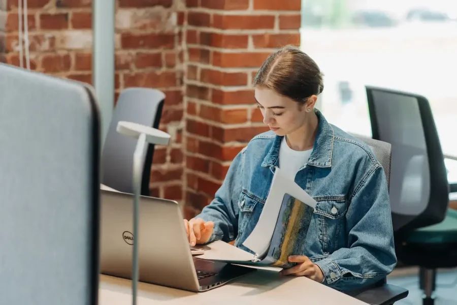 Бизнесмен работает с телефоном и ноутбуком в коворкинге Санкт-Петербурга