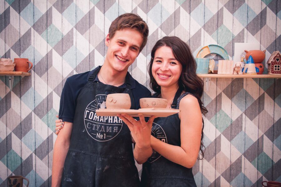 Когда прогулки по городу и вечера с роллами и фильмами надоели, пригласите свою вторую половину на творческий мастер-класс. Вместе вы нарисуете интерьерную картину, слепите глиняную посуду, разучите танец и сварите собственную шоколадную плитку. Читайте подборку, чтобы узнать обо всех мастер-классах, где можно интересно провести время и признаться в чувствах.