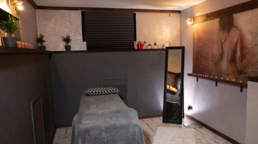 Светлый и минималистичный интерьер салона Телу Время в Санкт-Петербурге, специализирующегося на женском массаже и коррекции фигуры