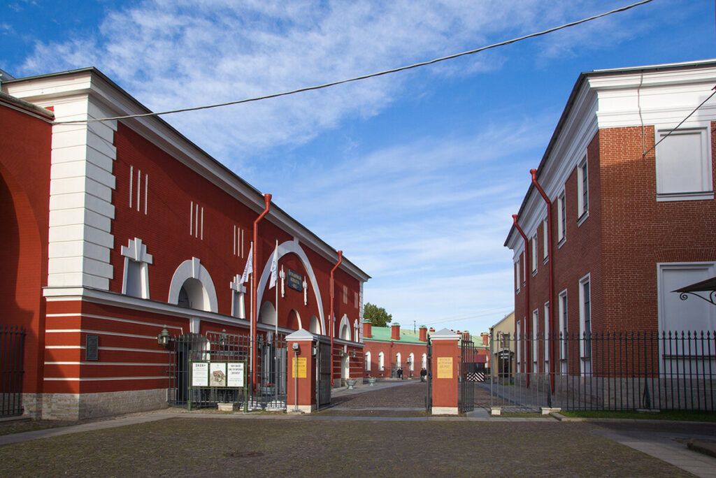 Это не просто хранилище старинных вещей, а настоящий центр обучения и исследования. С более чем 2500 экспонатами, музей истории денег предлагает обширный обзор истории денег в России через двадцать интерактивных инсталляций, познавательные видеоматериалы, а также через значительную коллекцию подлинных монет и банкнот.