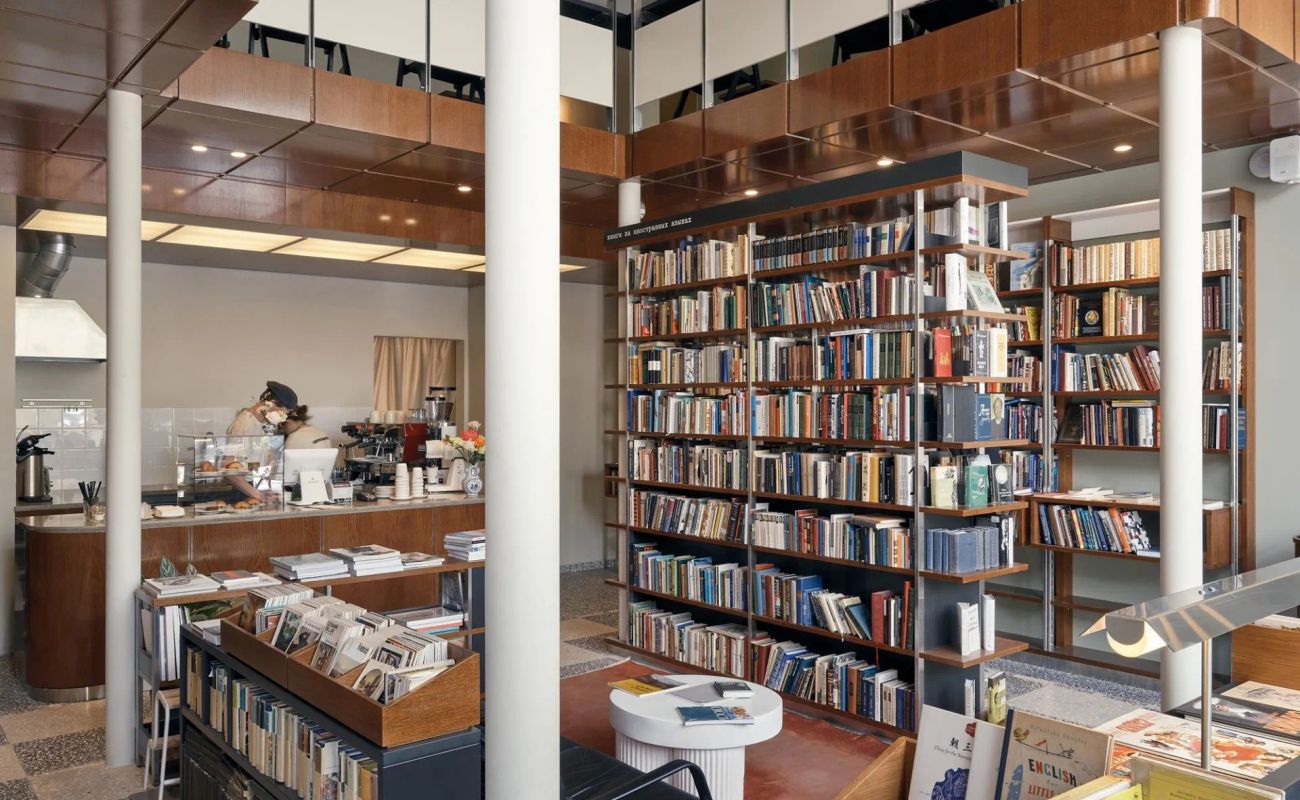 Петербургский книжный магазин «Подписные издания» расширяет свою деятельность, выкупив помещение исторического книжного магазина «Академкнига» на Литейном проспекте. В приобретенном пространстве уже работает букинистический магазин «Академия», который теперь запускает собственную издательскую программу.