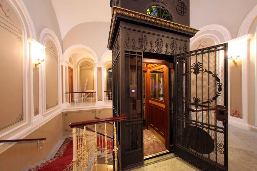 Отреставрированный гидравлический лифт в Доме журналиста на Невском 70