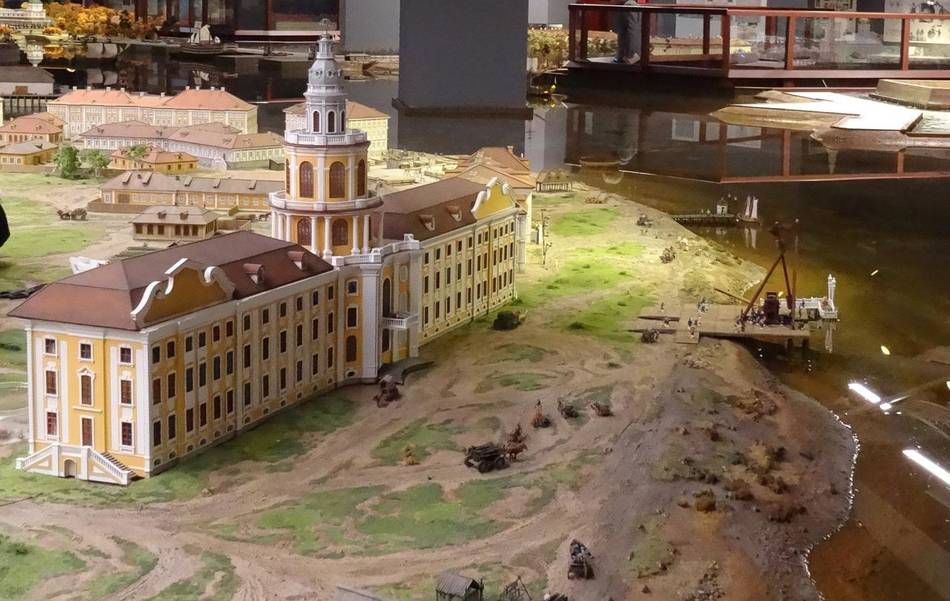 Петровская акватория - исторический макет с настоящей водой, кораблями и сценами из жизни петровского Петербурга