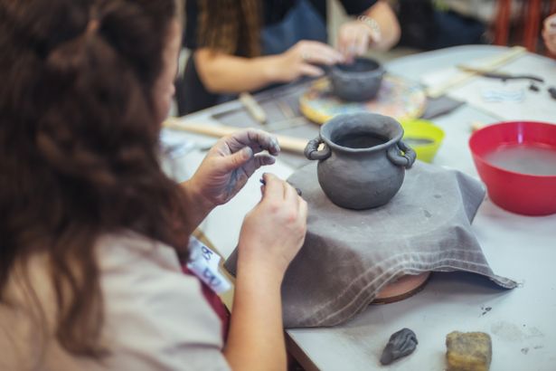 Питер Online нашел студии для тех, кто давно хочет поработать с деревом, металлом, глиной, тканью и стеклом. Совсем не обязательно иметь многолетний опыт и знания. Мастера с нуля обучат вас писать картины маслом, выдувать вазу, шить трендовую одежду, ковать из железа ножи, изготовлять ювелирные украшения и делать мебель из дерева.