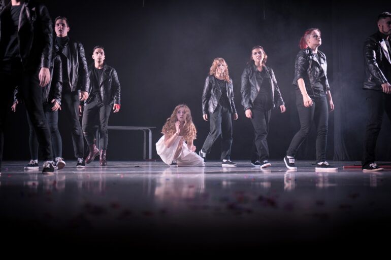 Освоить творческую профессию, раскрыть навыки артиста, избавиться от зажимов и стеснения — для актерских курсов нет ничего невозможного. Здесь учат сценическим движениям, погружению в образ, импровизации, правильной и красивой речи. Питер Online собрал подборку театральных студий, которые пробудят в вас талантливого актера.