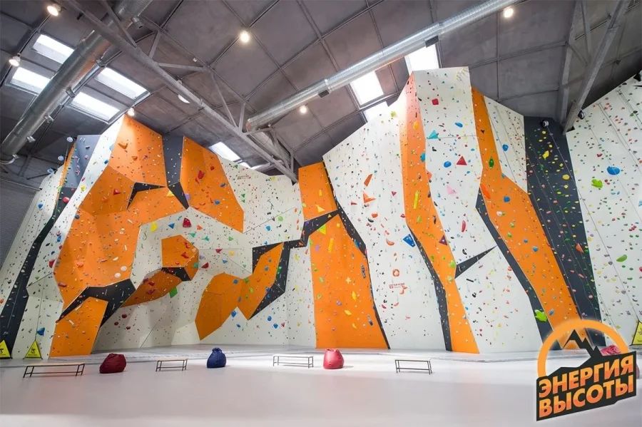 Высокие стены для скалолазания в комплексе Энергия Высоты