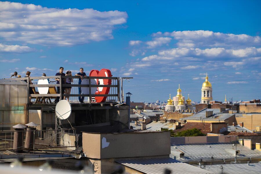 Теплоход на развод мостов, метеор в Петергоф, прогулки по крышам и мистические экскурсии — 15 маршрутов для незабываемого летнего Петербурга.