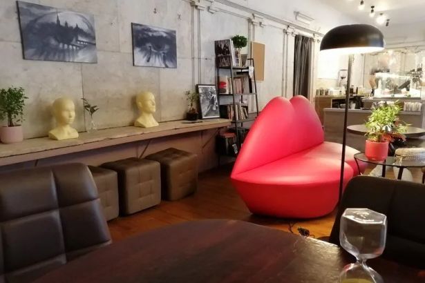 Интерьер арт-кофейни Вкус искусства с ярким дизайном, книжной библиотекой и десертами, созданными по мотивам картин известных художников