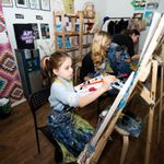 Ваш ребенок просит научить его рисовать или мечтает создать собственный комикс? В нашей подборке — 15 проверенных мест, где детям помогут раскрыть талант в любой технике: от классической живописи до аниме и песочной анимации. В каждой студии опытные преподаватели, комфортная атмосфера и возможность попробовать уникальные направления — от масляных красок до работы с эпоксидной смолой.