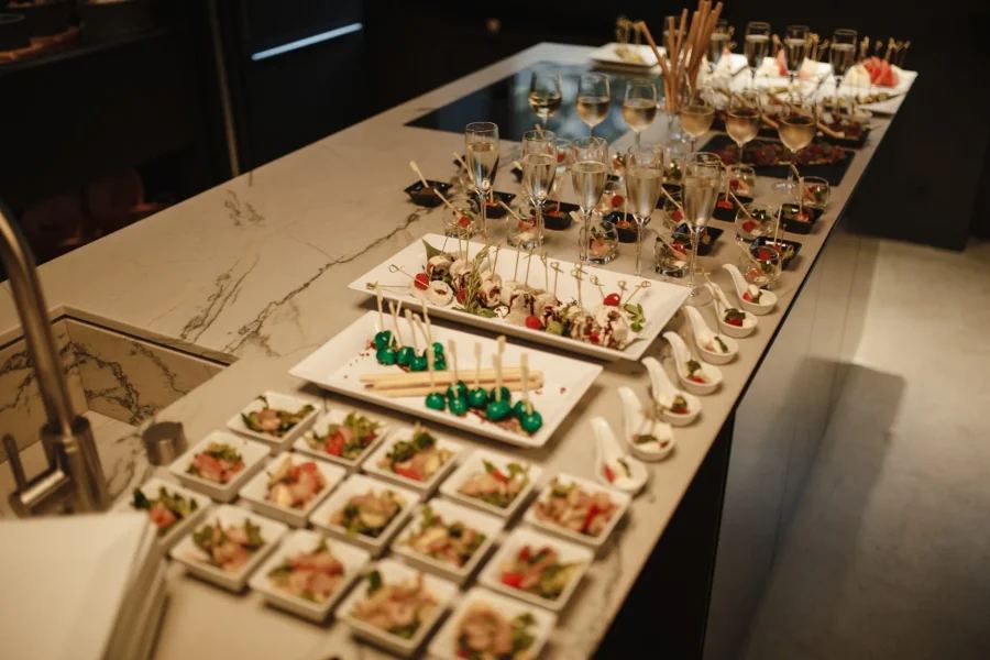 Eat Catering берёт на себя не только еду, но и всю логику мероприятия — меню, подачу и обслуживание на праздниках и деловых событиях в Петербурге.