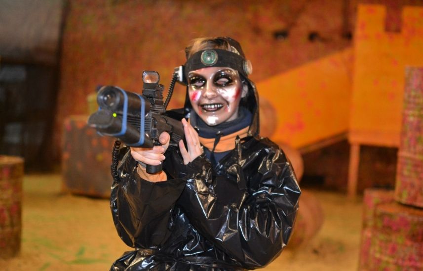 Игроки в экипировке для лазертага в стилизованном помещении КиберФокс