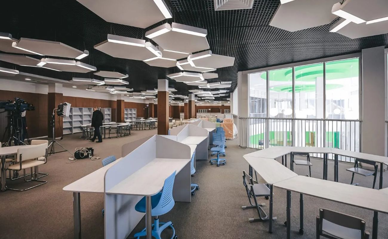 В Петербурге растет запрос на образование, выходящее за рамки стандартов. Частные школы давно перестали быть просто местом с меньшим количеством учеников и большей оплатой — теперь это образовательные пространства нового формата, где развивают не навыки зубрежки, а критическое мышление, креативность и самостоятельность. Рассказываем о десяти элитных образовательных проектах Петербурга, где классические знания сочетаются с современными методиками и международными стандартами.