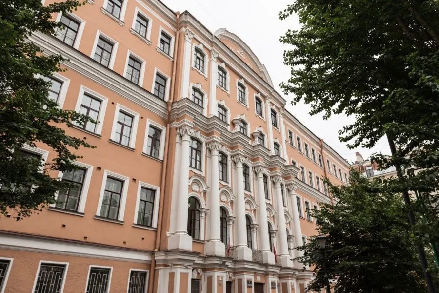 Историческое здание школы Петришуле за церковью Петра и Павла