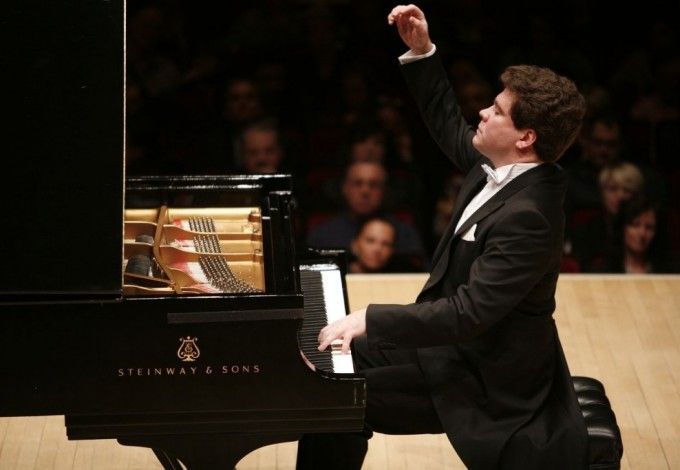 u041fu0438u0430u043du0438u0441u0442 u0414u0435u043du0438u0441 u041cu0430u0446u0443u0435u0432 u0441u044bu0433u0440u0430u0435u0442 u0434u0436u0430u0437