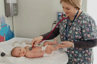 Ищете детского врача, который не напугает ребёнка и даст результаты анализов в день обращения? Проверили 17 клиник Петербурга — от бюджетных до премиальных. С точными ценами, именами педиатров и честными инсайдами про парковку.