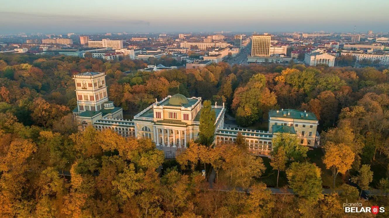 Проект «Ленфильм-парк» представляет собой киногород, объединяющий кинопроизводственные и складские помещения, павильоны, натурные съемочные площадки и развлекательно-интерактивную зону. Всё это будет размещено в пределах нового многофункционального квартала «Югтаун».