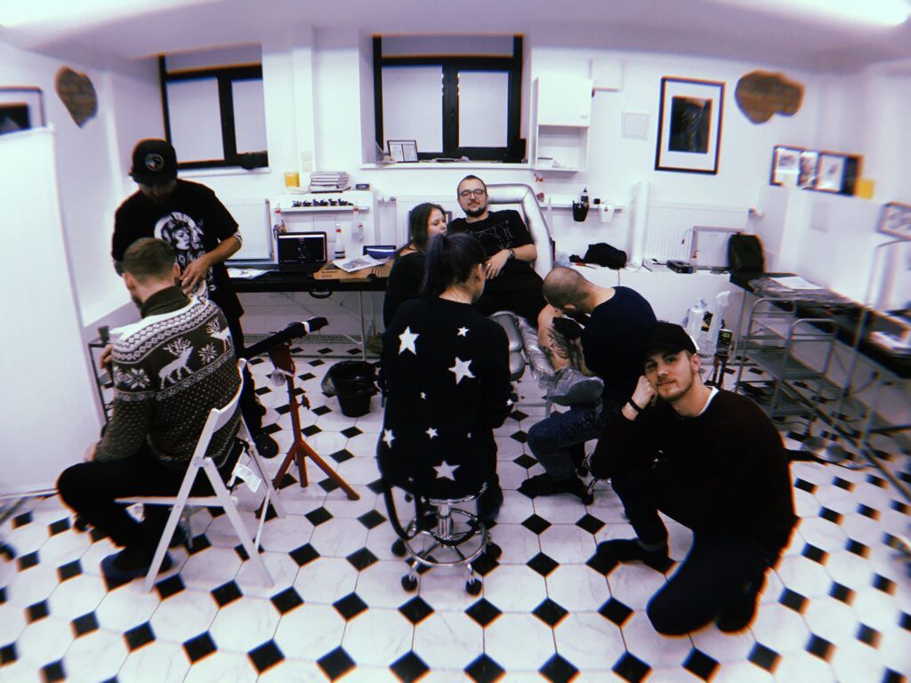 Интерьер тату-студии West End - сочетание стиля и комфорта