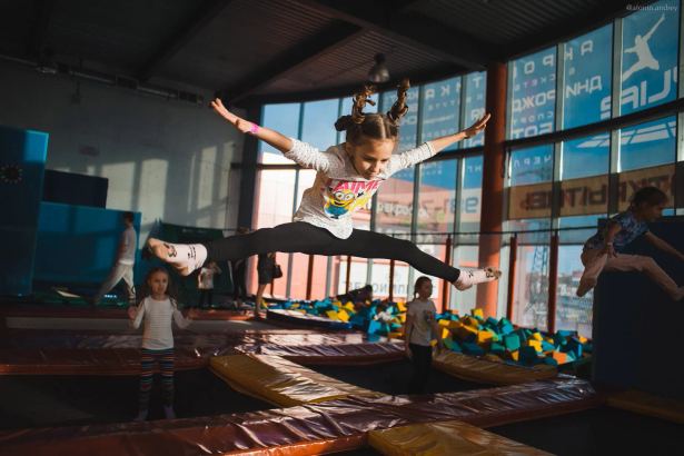 Skylife, GorillaPark и El Capitan с поролоновой ямой, ниндзя-полоса Activity Club, спелео-пещера «Выше радуги» — от 300 ₽ за сеанс.