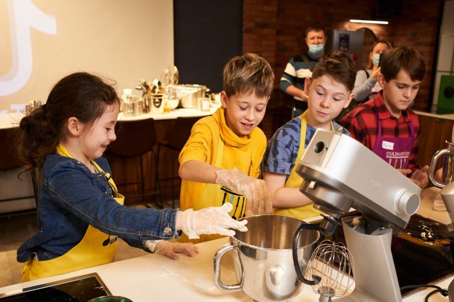 От создания фигурок из глины до изучения робототехники, от мастерства в живописи до секретов кулинарии – в городе на Неве дети могут погрузиться в увлекательный мир мастер-классов по самым разным направлениям, интересам и возрастам. Питер Online собрал 30 мастер-классов для детей в Санкт-Петербурге, которые не только помогут развить и раскрыть творческие способности, но и приобрести новые навыки, а главное – весело провести время и получить массу положительных эмоций.