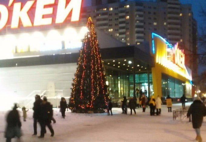 Атмосфера Нового года активными шагами приходит в Петербург: на проспекте Науки перед гипермаркетом «Окей»&nbsp;была замечена первая новогодняя ель.