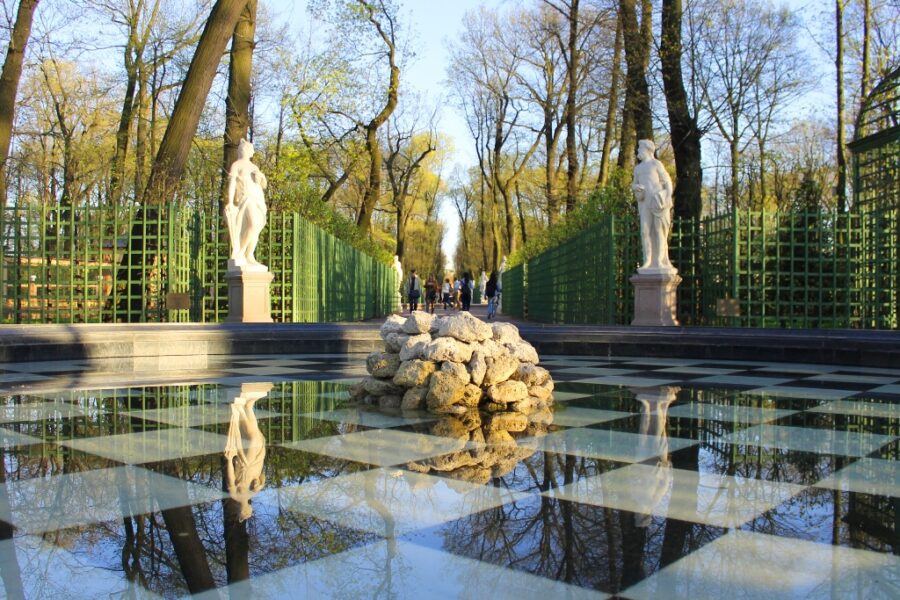 Острова занимают около 80 кв. км: Васильевский, Петроградский, Крестовский и 24 других — естественных и искусственных.