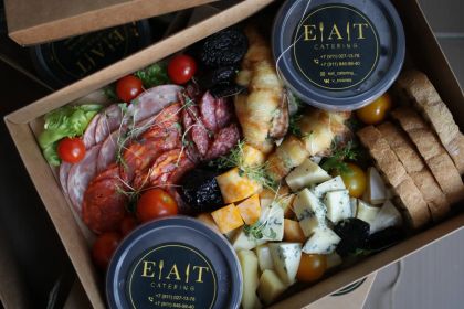 Eat Catering берёт на себя не только еду, но и всю логику мероприятия — меню, подачу и обслуживание на праздниках и деловых событиях в Петербурге.