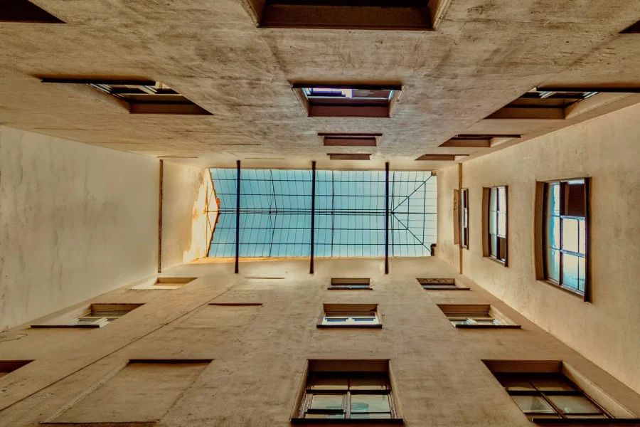 Прогуливаясь по линиям и проспектам Васильевского острова, вы наверняка не подозреваете, что проходите мимо мест, окутанных таинственными легендами. Здесь чувствуется особая энергетика, древние сущности охраняют свои владения, а в воздухе витает едва уловимый аромат мистики. Предлагаем совершить необычную прогулку по самым загадочным уголкам «Васьки», где меняются судьбы и сбываются желания.