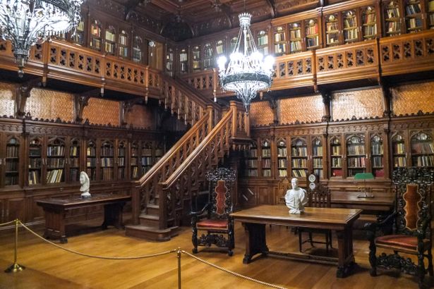 Дворцами и доходными домами петербуржцев не удивишь. Но и за прекрасными фасадами прячется своя красота, другая. Это литература и книги. А что может быть лучше, чем наслаждаться чтением уникальных и редких книг под&nbsp;сводом стен, пропитанных историей?&nbsp;Питер Online совместно с проектом «Злой библиотекарь» отобрал 6 библиотек города, располагающихся в исторических зданиях.&nbsp;