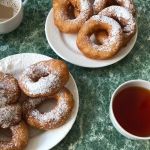 Сеть современных пышечных с ярким дизайном и необычными вкусами. Здесь классические пышки соседствуют с вариантами с маршмеллоу, соленой карамелью, малиновым конфитюром и фисташковым соусом. Все по демократичным ценам.