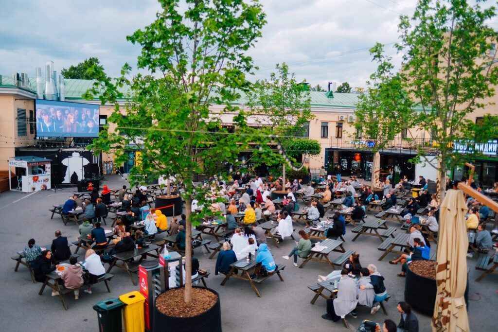 В 2019 году Василеостровский рынок обновился и превратился в место, где история встречается с современностью. Он сохранил свою классическую атмосферу, но теперь предлагает ещё больше возможностей для гастрономических открытий.