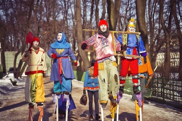 В последний день масленичной недели, 13 марта, Летний сад разбудят традиционные русские забавы. В одном их самых красивых центральных садов Петербурга жители города смогут не только насладиться красотой парковой зоны, но и отведать истинно русские лакомства, а также встретиться с животными из Ленинградского зоопарка. Под открытом небом гостей будут развлекать музыканты, скоморохи и яркое театральное шоу.&nbsp;