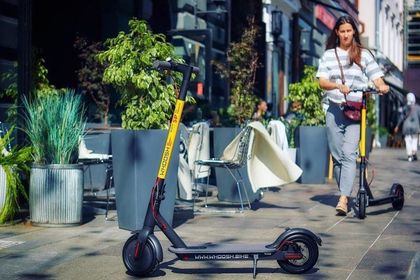 В 2026 году в Петербурге работают три крупных сервиса кикшеринга электросамокатов — Whoosh, Юрент и Яндекс Go. Разбираемся в тарифах, зонах покрытия и новых правилах сезона 2026.