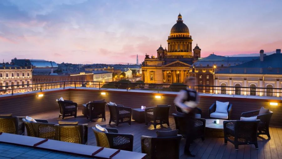 Фасад Lotte Hotel ночью в Санкт-Петербурге