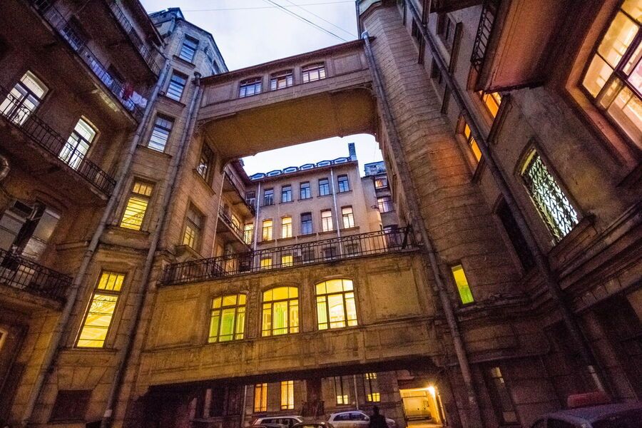 Двор дома Бака с удивительными галереями, соединяющими части здания