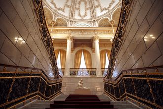 Сегодня, 4 апреля, начиная с 13:00, в честь прихода настоящей весны петербурженкам раздадут 1000 роз. Для того чтобы получить в подарок розу, достаточно улыбнуться.