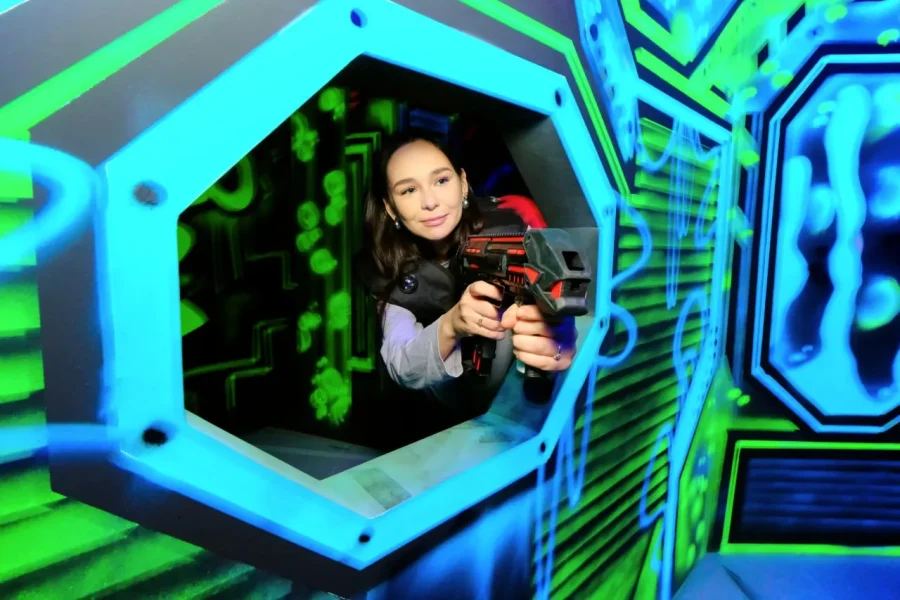 VR-арены, батутные парки и ещё 17 проверенных мест — где отметить день рождения подростка так, чтобы друзья не скучали, а бюджет не пострадал.