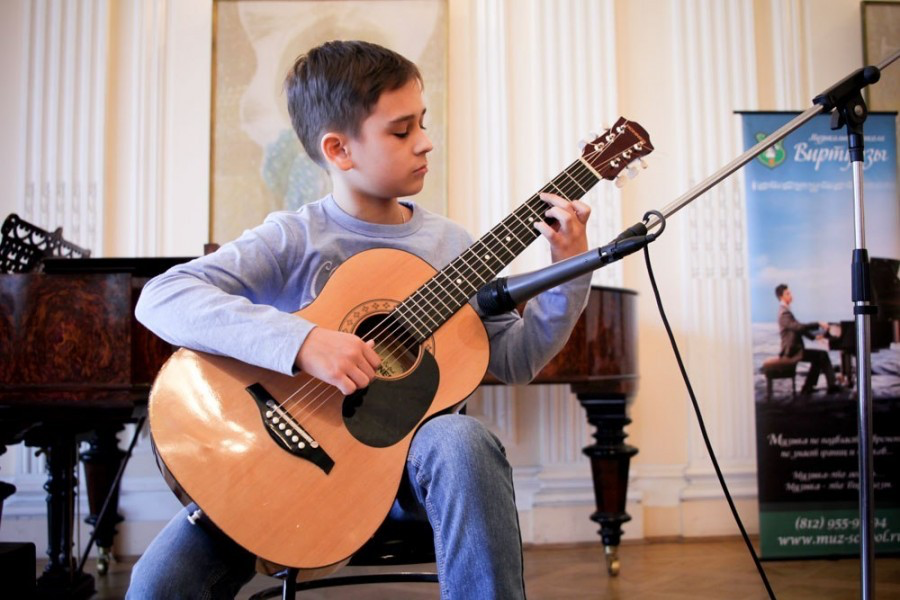 Освоить техники игры на гитаре, научиться исполнять любимые мелодии, импровизировать или стать настоящей суперзвездой. Питер Online собрал список детских школ в Петербурге, где обучают игре на гитаре и которые отличаются качественным и интересным обучением, талантливыми и опытными педагогами, дружеской атмосферой и индивидуальным подходом к каждому молодому гитаристу.